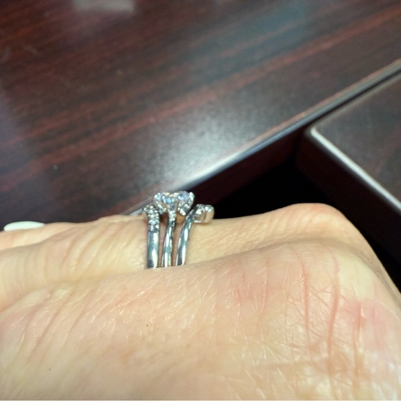 Avon Silvertone  and Clear Stone solitaire Ring with jacket Set NIB vintage - Picture 6 of 6